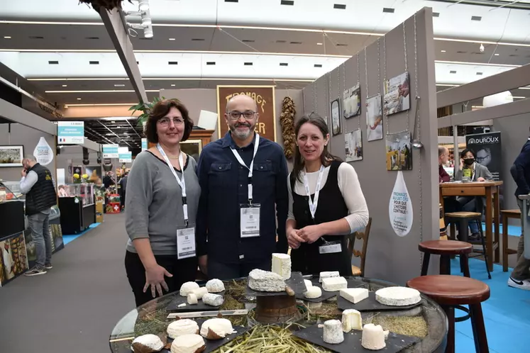 Stéphanie Sallio, à l'administration, Stéphane Passat, fromager et Delphine Georgelet, représentent fièrement la fromagerie Paul Georgelet au salon du fromage.