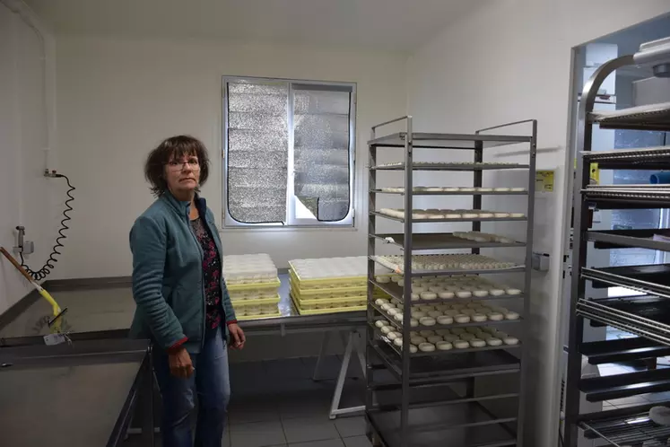 En fromagerie, Sophie et Thierry fabriquent une large gamme de produits laitiers valorisant bien le lait.