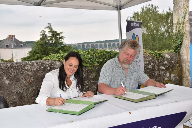 Temanuata Girard, vice-présidente de la région Centre-Val de Loire déléguée à l'agriculture et à l'alimentation, et Olivier Denis, président de l'AOP Pouligny Saint-Pierre ont signé le plan de filière local 2022-2026 à l'occasion des 50 ans de l'appellation.