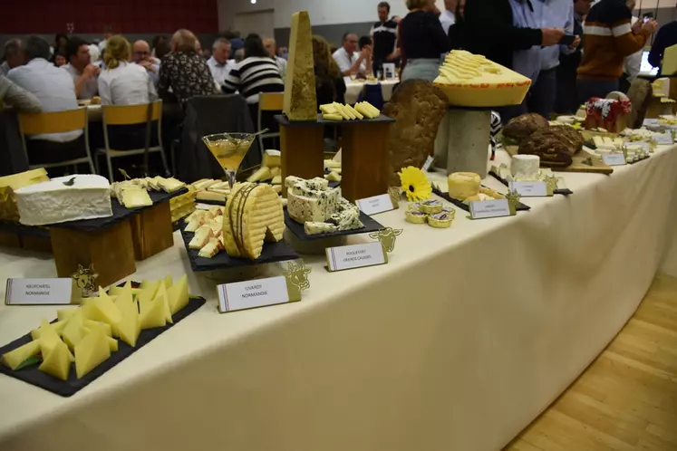 La traditionnelle table des 51 AOP laitières françaises a mis fromages, beurres et crèmes à l'honneur lors de l'assemblée générale du Cnaol fin septembre dans le Jura.
