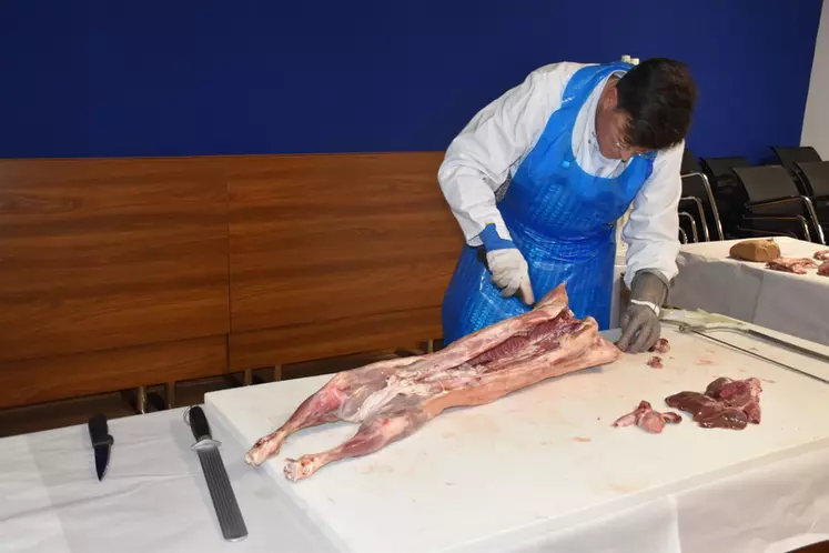 Les démonstrations de découpe sont toujours impressionnantes. Paul Tribot Laspière, du service qualité des carcasses et des viandes à l'Institut de l'élevage, a présenté les différentes modalités de présentation des morceaux.