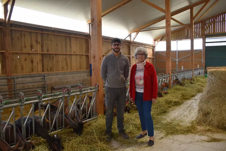 Sur la commune de Selles-Sur-Cher, Vincent et Marie-Frédérique Péré ont reconstruit un bel outil de travail après l'incendie, permettant d'élever plus de chèvres, avec une pénibilité réduite.