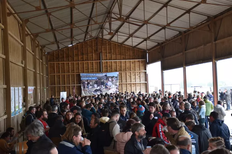 Plus de 400 visiteurs, éleveurs, conseillers, étudiants, ont participé à la quatrième journée technique Cap'vert sur le site Inrae de Lusignan. La viande caprine a été mise à l'honneur lors de la pause déjeuner.
