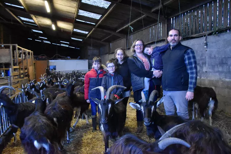 Gwenaëlle et Julien Ravon et leurs quatre enfants, Pierre-Louis, Valentin, Eulalie et Baptistin, sont installés à Saint-Mathurin en Vendée depuis 2011 avec leurs 110 chèvres poitevines. Un projet atypique mais cohérent.