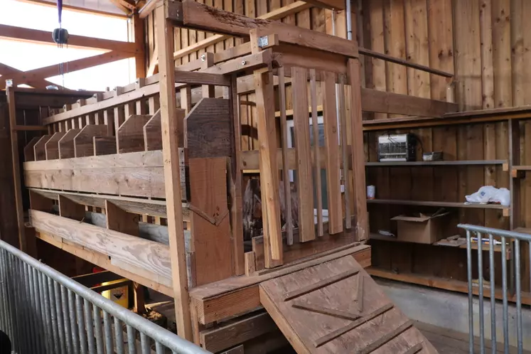 La salle de traite en bois est plus économique mais un quai en béton faciliterait le nettoyage. © B. Morel