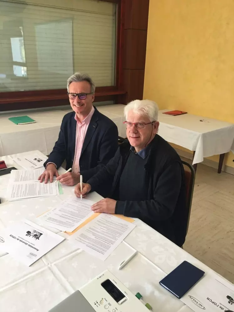 L'accord-cadre entre Lactalis et l'organisation de producteurs de chèvres du Rouergue a été signé par Serge Moly, directeur de l'approvisionnement lait de la laiterie, et ...