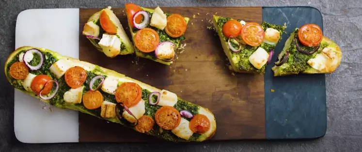 Cette baguette au pesto et au chèvre est idéale pour un apéro entre amis !