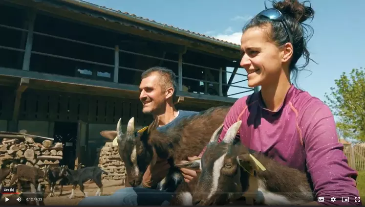 Mathias et Charline Chebrou, éleveurs de chevrettes Poitevines avec leurs chèvres