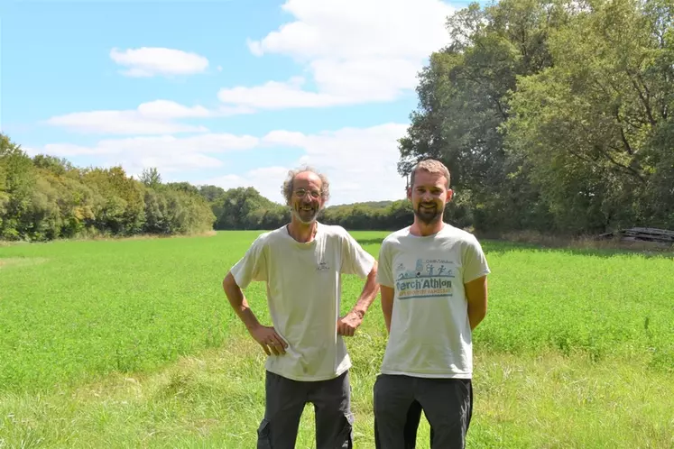 Jean Christophe Durepaire et son fils, Clément Durepaire, devant un champ.