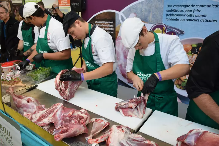 Bouchers découpant une carcasse de chevreau