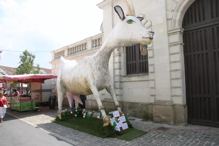 Chèvre géante devant un bâtiment de Sainte-Maure-de-Touraine