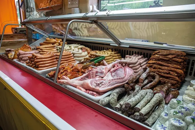 L'étalage de la ferme aux Pampilles est très diversifié. La remorque frigorifiée sert d'étal dans la boutique et au marché de Masevaux. 