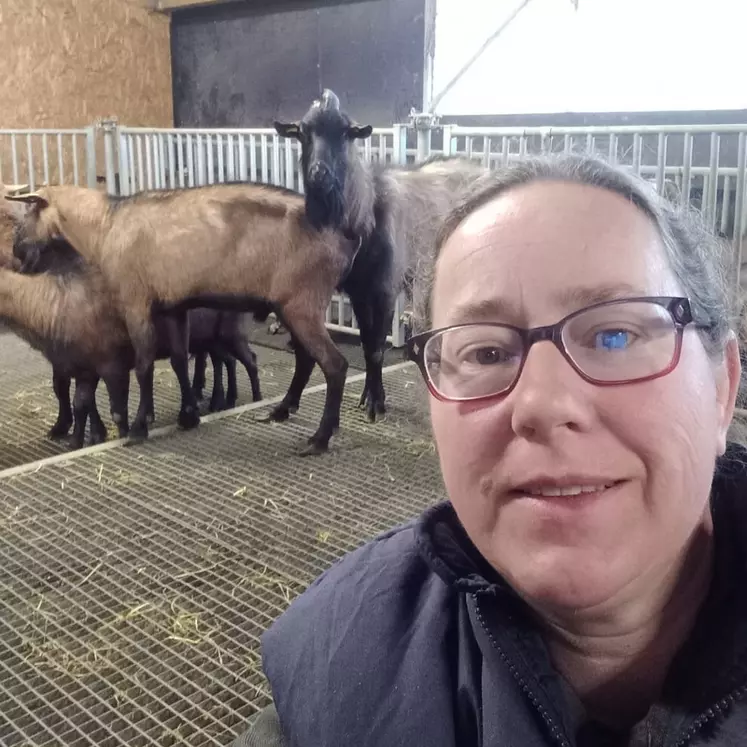 Mathilde Kippert au milieu des chèvres et des boucs