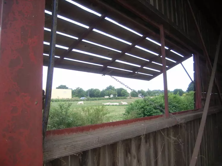 ouverture dans la façade d'un bâtiment d'élevage