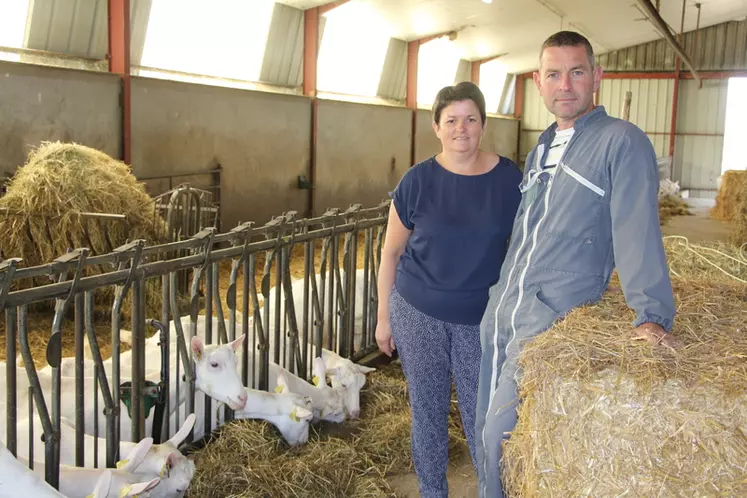 Magali et Christophe Bonneau dans leur chèvrerie