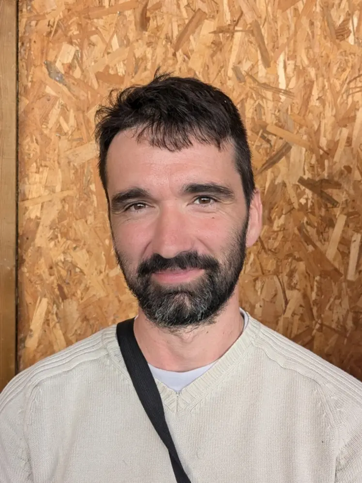 <em class="placeholder">Thierry Deygas, livreur de lait de chèvres dans la Drôme</em>