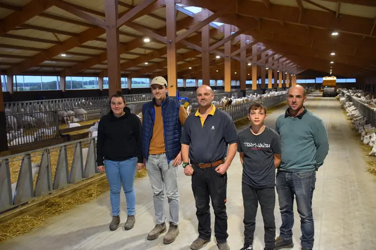 <em class="placeholder">L&#039;équipe de la ferme dans le bâtiment d&#039;élevage</em>
