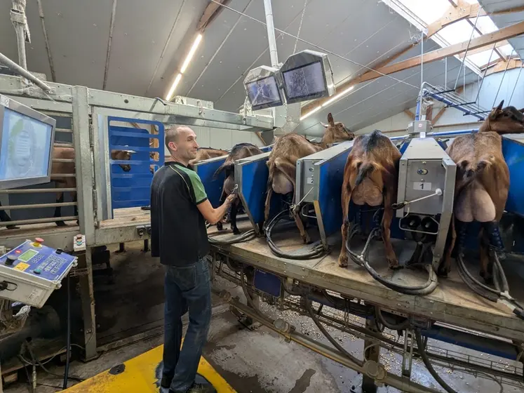 <em class="placeholder">Même s’il y a beaucoup de salariés sur la ferme, la traite est souvent assurée par Dennis ou par l’un de ses frères. Il faut environ 2h30 pour traire les 1 200 ...</em>