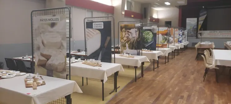 Tables de dégustation au concours de fromages de Selles-sur-Cher
