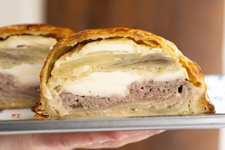 <em class="placeholder">Tourte rustique aux petites pommes de terre, saucisse de bœuf, chou blanc mariné et chabichou du Poitou
</em>