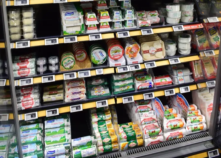 <em class="placeholder">Rayon fromage de chèvre dans un Intermarché en janvier 2020</em>