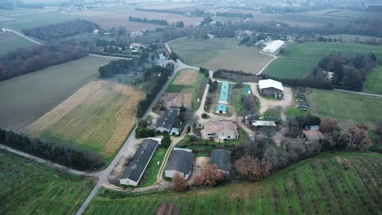 <em class="placeholder">L&#039;EARL Le Vivier à Cliousclat dans la Drôme vu du ciel</em>