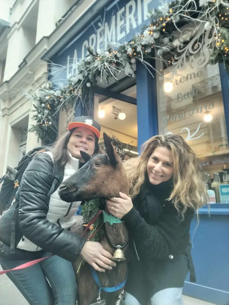 Claire Genet et sa chèvre super-biquette devant une fromagerie parisienne