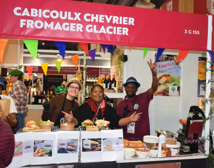 Johana Gollart Melia et deux étudiants au salon de l'agriculture 2025