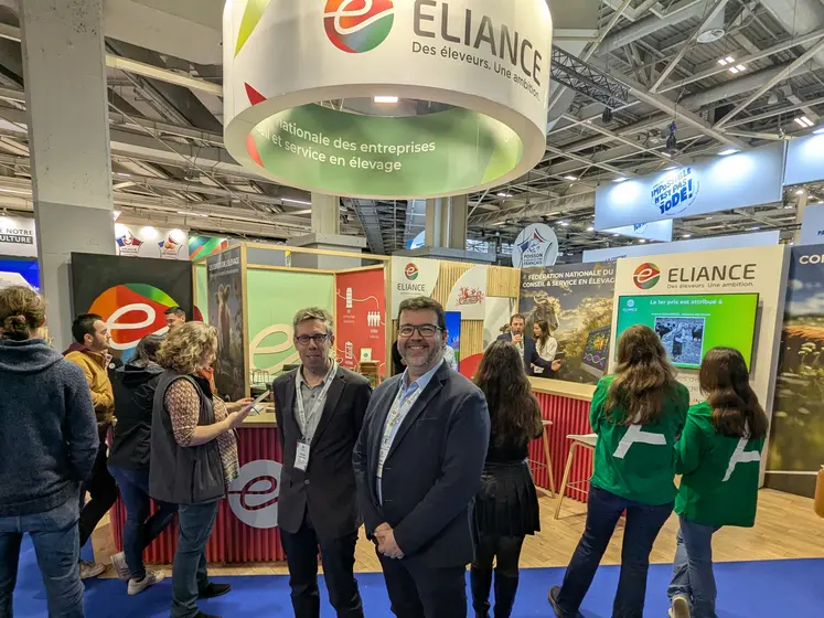 Pierre Martin et Cyril Cabrol devant le stand Eliance au salon de l'agriculture 2025