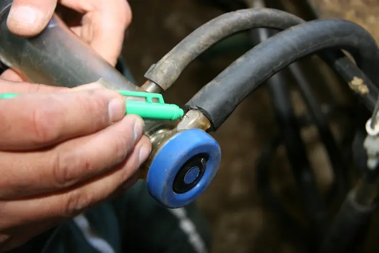 <em class="placeholder">Nettoyage des orifices calibrés sur une machine à traire</em>