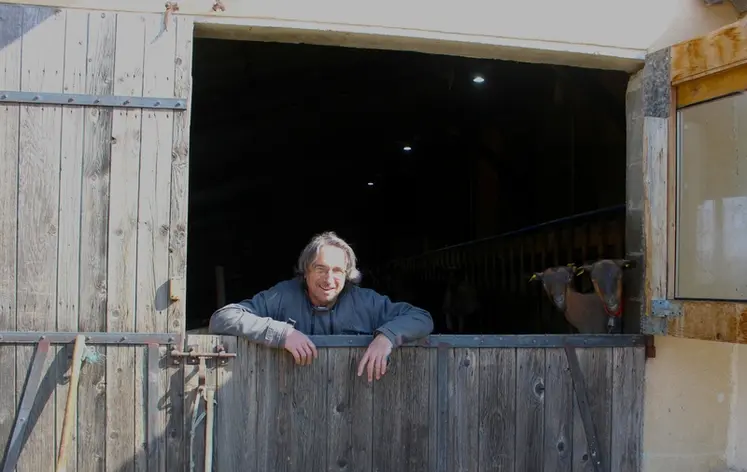 <em class="placeholder">Michel Bouy, le vétérinaire rural se tient à la porte d&#039;une chèvrerie</em>