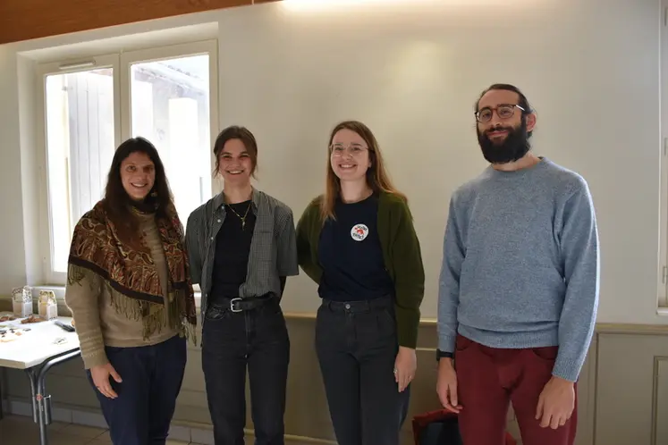 <em class="placeholder">De gauche à droite : Caroline Constancis (FiBL), Rosalie  Planteau du Maroussem (FiBL), Marie Waniowski (Quatres Pattes), Ruggero Menci (FiBL).</em>