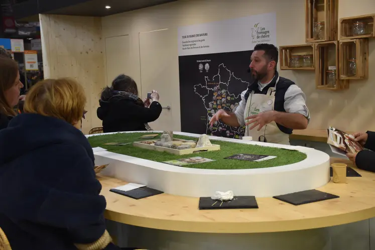 L'expert présente les fromages au lait de chèvre