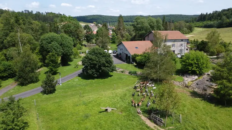 <em class="placeholder">Chèvrerie du moulin vue du ciel</em>