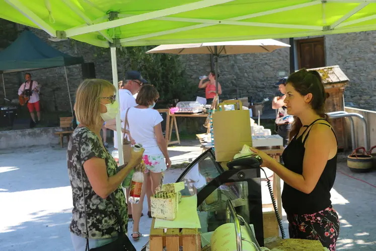 <em class="placeholder">Vente de fromages de chèvre sur un marché en été</em>