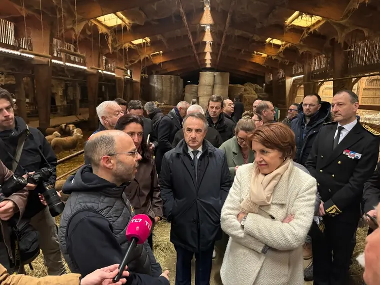 <em class="placeholder">Visite d’Annie Genevard, ministre de l’Agriculture et de la Souveraineté alimentaire, chez Sébastien Chaize, fromager fermier.
</em>