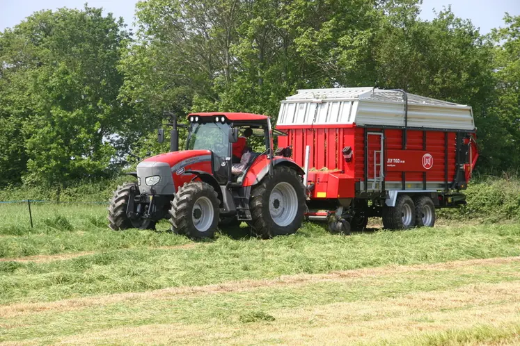 <em class="placeholder">Tracteur et remorque autochargeuse</em>