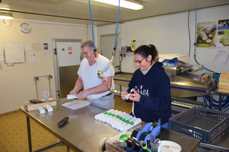 <em class="placeholder">emballage des fromages de chèvre fermiers </em>