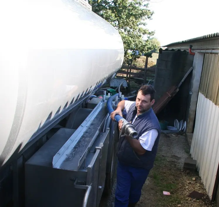 <em class="placeholder">collecte du lait de chèvre : le chauffeur tire un tuyau près de son camion.</em>