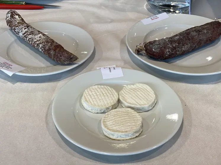 Fromages et charcuterie lors du Concours Saveurs Nouvelle-Aquitaine des fromages de chèvre fermiers et artisanaux 