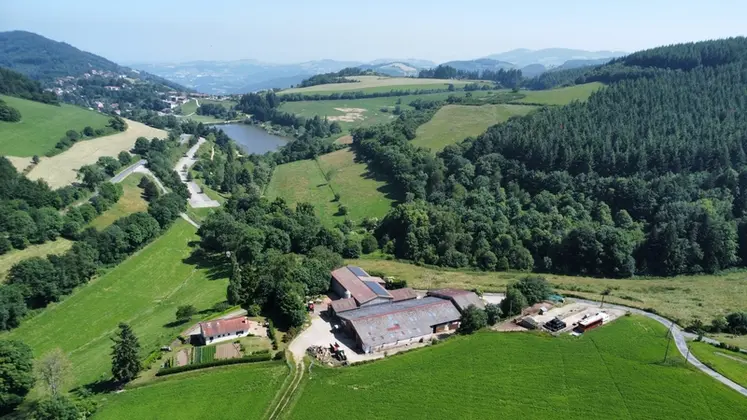<em class="placeholder">Les Alpines du Lac dans le Rhône vue de drone</em>