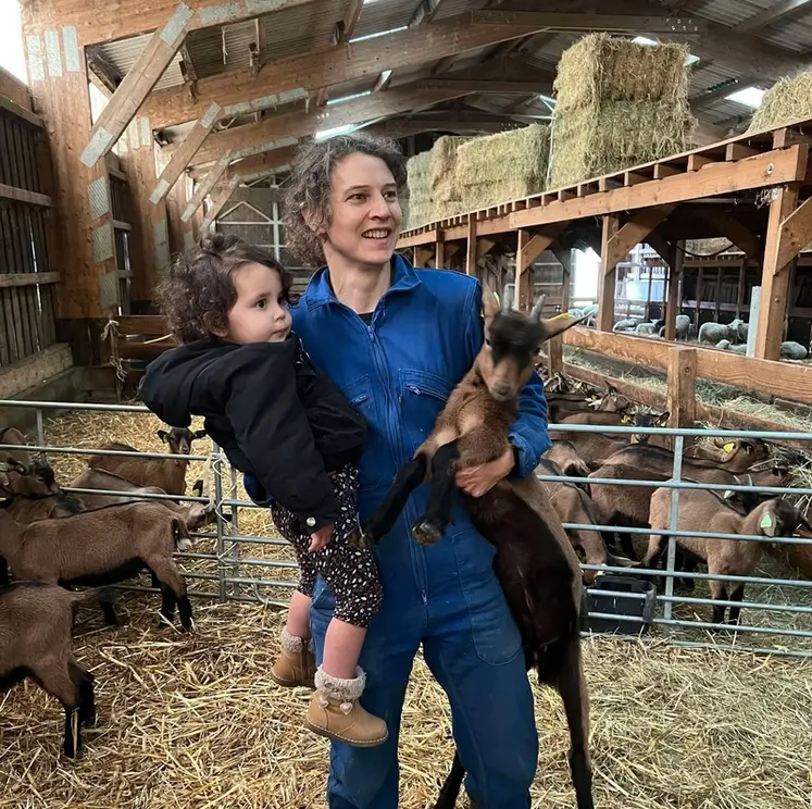 <em class="placeholder">Amélie avec ses chevrettes et sa fille</em>