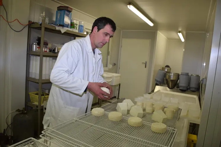 <em class="placeholder">Fromager fermier dans sa fromagerie </em>