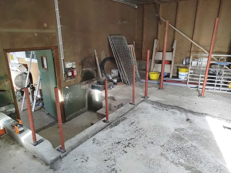 <em class="placeholder">Travaux lors de la transformation de la salle de traite en nurserie pour chevrettes</em>