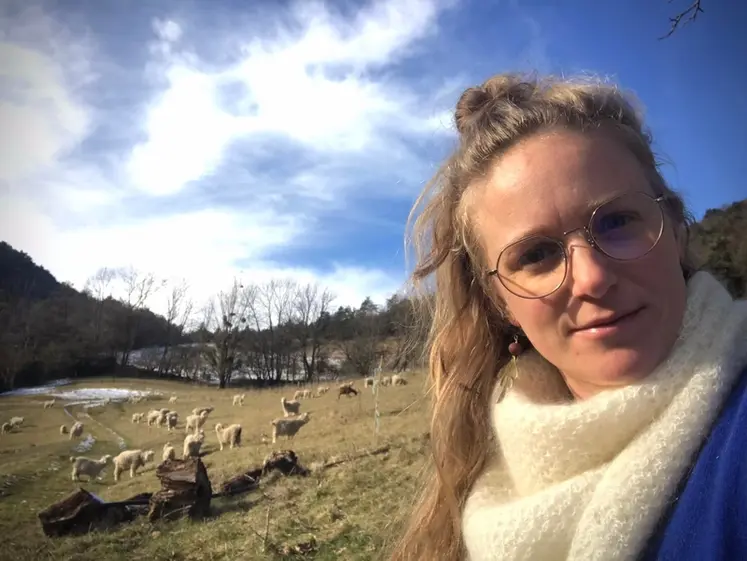 <em class="placeholder">Alice Fermant devant son troupeau d'angoras au pâturage</em>