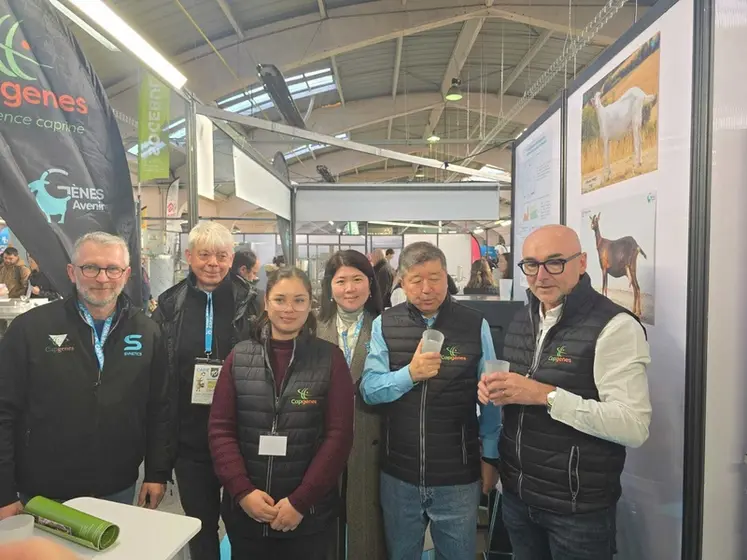 <em class="placeholder">Les représentants français et chinois sur le stand Capgènes au salon Capr'Inov</em>