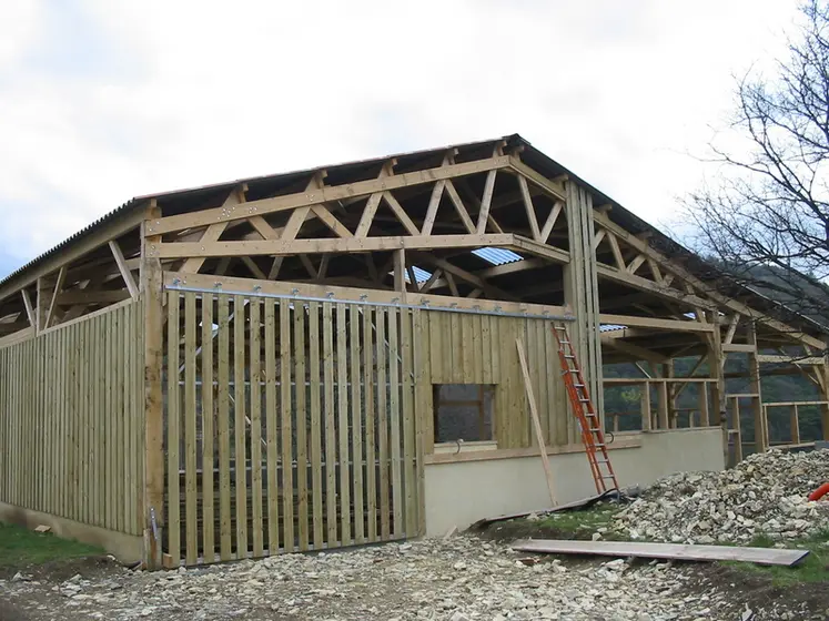 <em class="placeholder">Bâtiment agricole en construction</em>