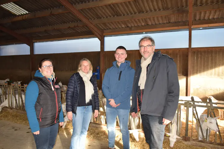Devant des chèvres, Delphine Pinard, Vanesssa Le Calvez, Raphaël Monneau du Gaec Capriluz et Mickaël Lamy.