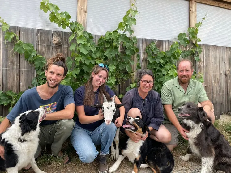 <em class="placeholder">Les associés et salariés de la ferme de la loge de printemps</em>