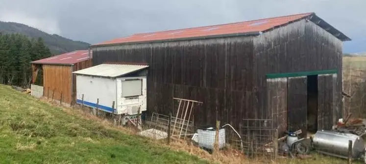 <em class="placeholder">Bâtiment de la ferme et caisson d'abattage </em>